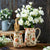 Présentation de deux vases cruche ancien motif fleurs avec bouquet de fleurs blanches