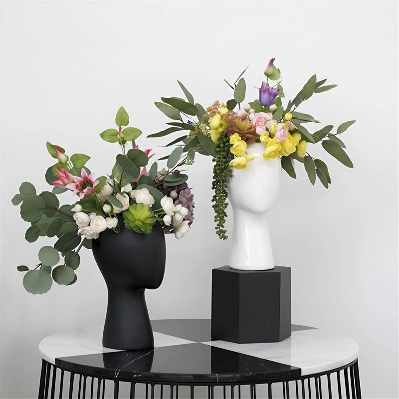 Vase Tête Abstraite Ornement Floral en Céramique présentation des modèles noir et blanc avec fleurs sur une table.