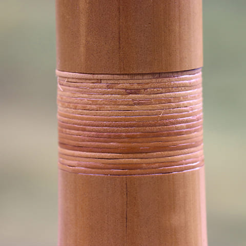 Vase soliflore tubulaire marron en Bambou détail matière.