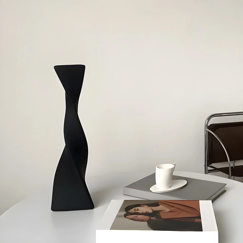 Grand Vase Artisanal Torsadé Blanc ou Noir en céramique présentation modèle noir sans fleurs sur une table blanche.