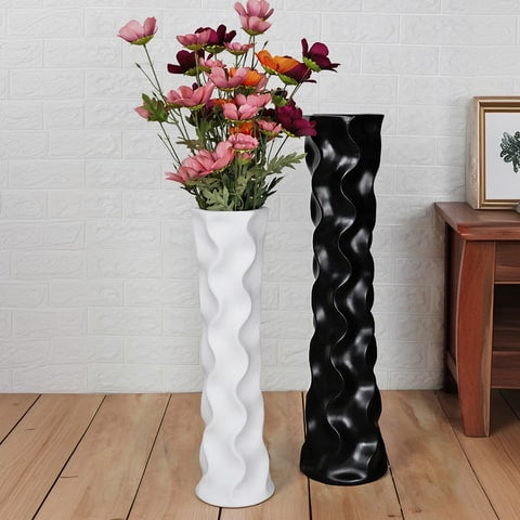 Grand vase décoratif vagues ondulées en céramique, présentation des modèles Blanc et Noir 58cm avec fleurs.
