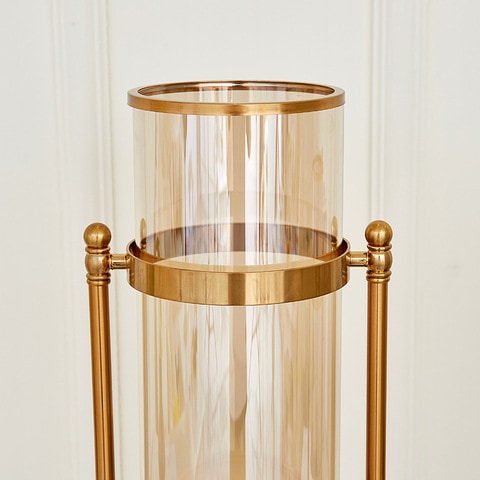 Grand Vase Transparent Cerclé sur Support en verre et fer forgé présentation des détails du col vu de près.