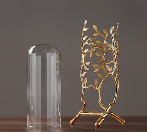 Grand Vase Transparent Support Doré Motifs Feuilles en verre et métal, présentation du contenant en verre posé à côté du support en métal.