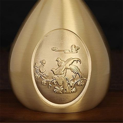 Petit Vase d'Antan Chinois Doré Motif Oiseaux en laiton, présentation du motif oiseaux vu de près.