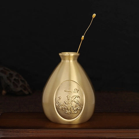 Petit vase d'antan chinois doré motif oiseaux en Laiton, présentation avec tige séchée sur une table en bois.