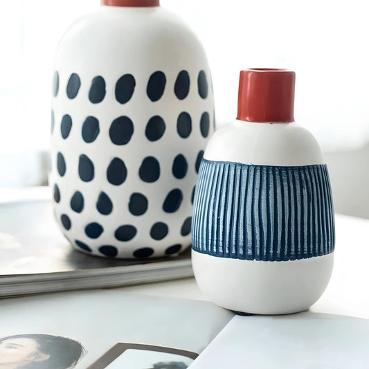 Petit Vase Bleu Blanc Rouge Décoratif en Céramique présentation sur une table.