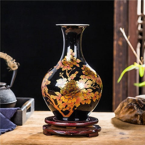 Petit Vase Chinois Ancien Noir Motifs Fleurs, présentation du modèle C sur un socle posé sur une table en bois sans fleurs dans un intérieur vintage.