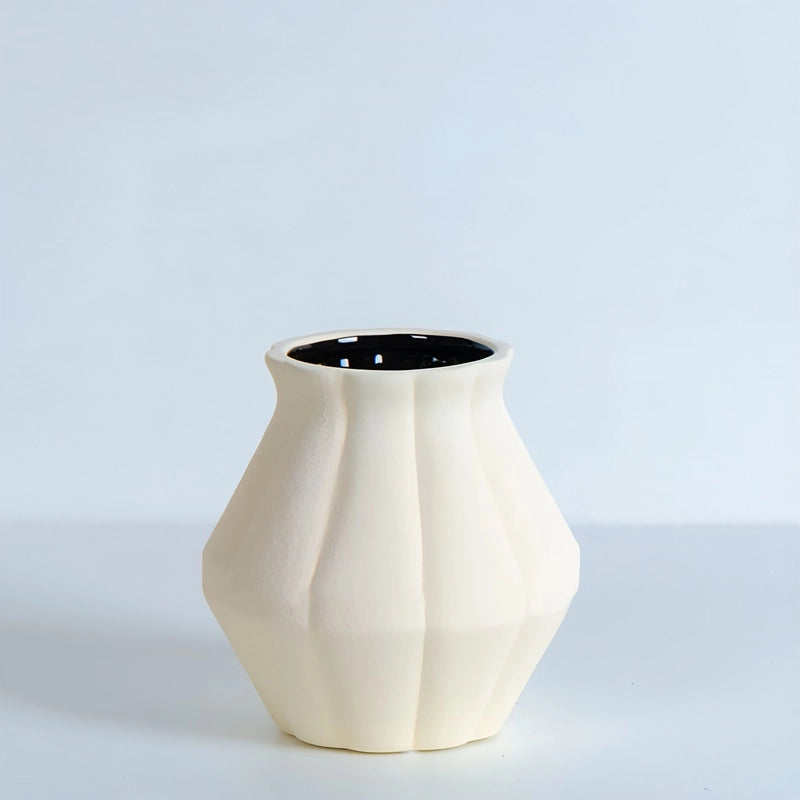 Petit Vase Décoratif Simple Couleurs Variées en Céramique présentation modèle beige pastel.