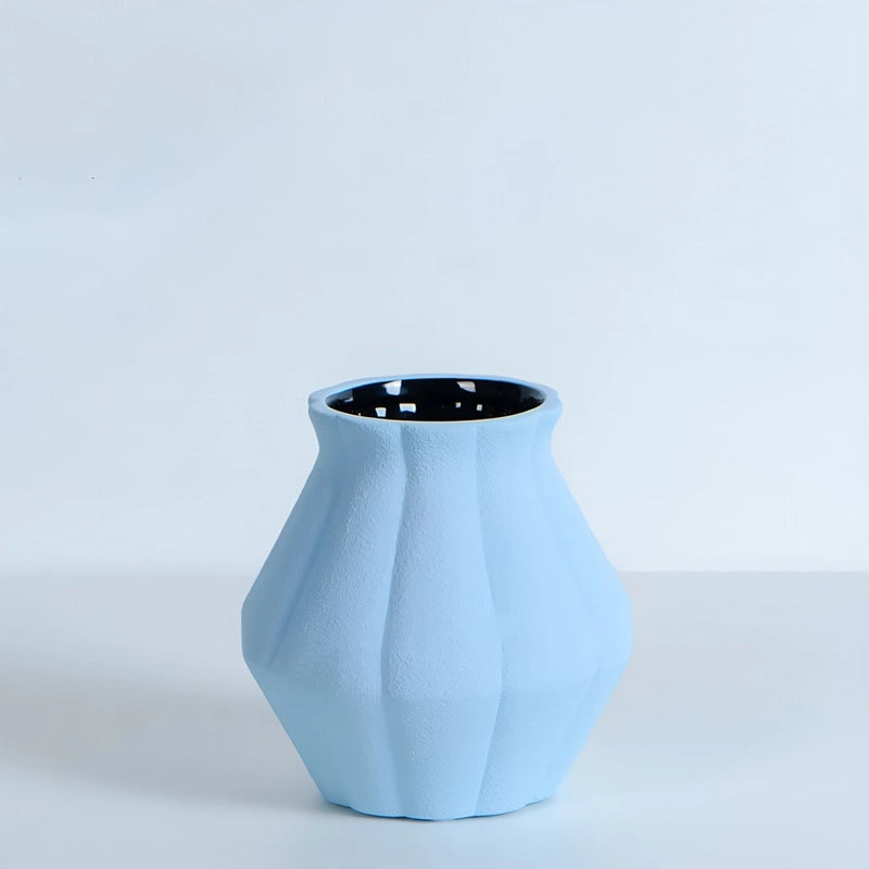 Petit Vase Décoratif Simple Couleurs Variées en Céramique présentation modèle bleu pastel.