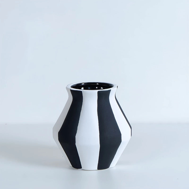 Petit Vase Décoratif Simple Couleurs Variées en Céramique présentation modèle noir et blanc.