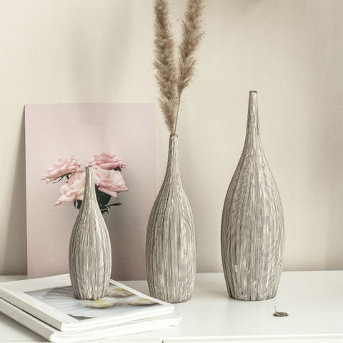Vase Classique Rayé Élancé Forme Bouteille en céramique, présentation des modèles S et M avec fleurs séchées et L sans fleurs sur une table blanche.