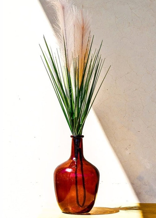 Présentation d'un vase dame Jeanne éclairé par le soleil avec fleurs fraîches et fleurs séchées.
