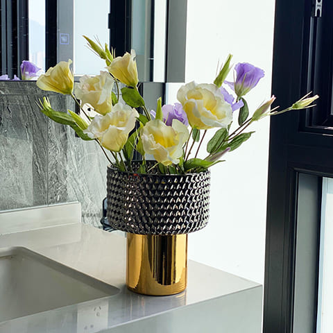 Vase Noir et Doré Luxueux en verre présentation du modèle A avec bouquet de fleurs.