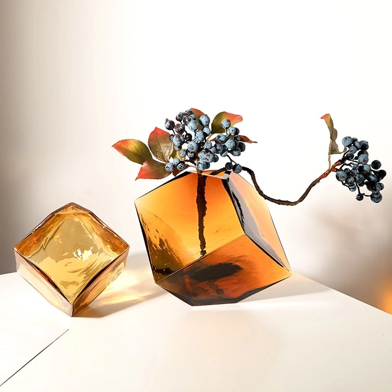 Soliflore Ambre Cubique Translucide Hydroponique présentation des modèles Grand avec tiges et petit sans fleurs sur une table blanche.