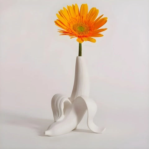 Soliflore Blanc Forme Banane en céramique présentation avec fleur orange.