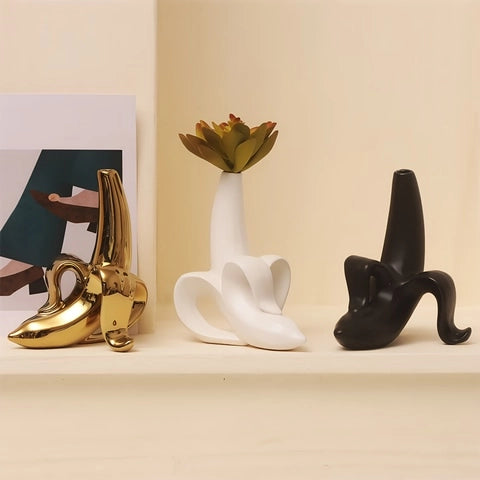 Soliflore Blanc Forme Banane en Céramique présentation avec fleur séchée.