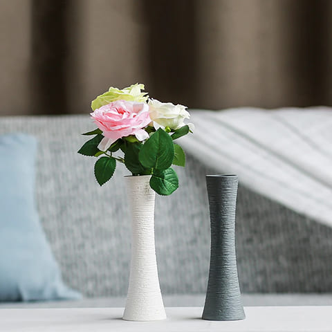 Soliflore blanc ou gris présentation modèle blanc avec bouquet de fleurs et gris sans fleurs sur une table blanche.