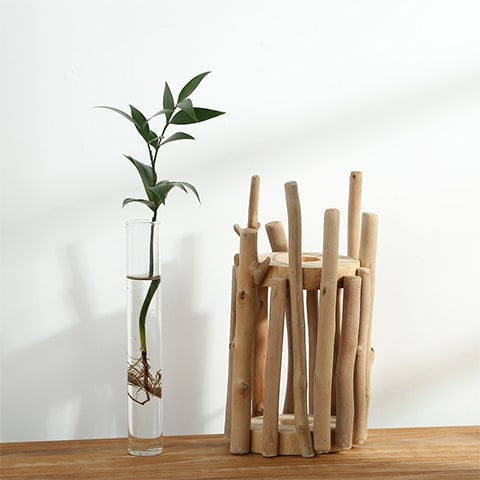 Soliflore en bois artisanal créatif présentation du support en bois naturel et du tube en verre, côte à côte sur une table en bois.