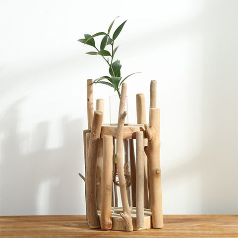 Soliflore en bois artisanal créatif présentation avec plante verte sur une table en bois.