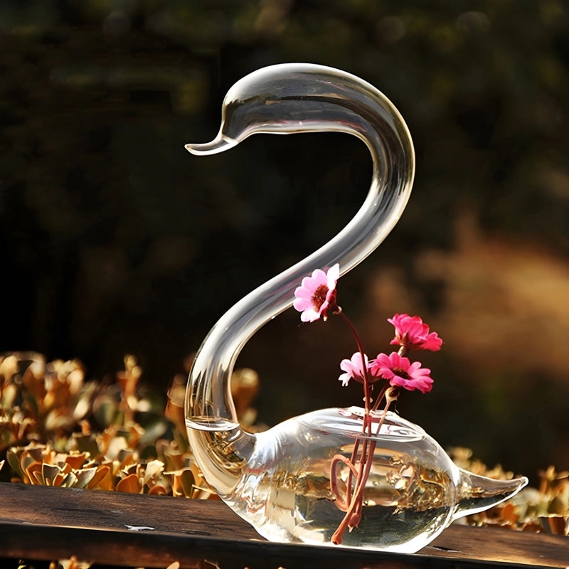 Soliflore Cygne Transparent en Verre présentation du modèle Mâle avec fleurs