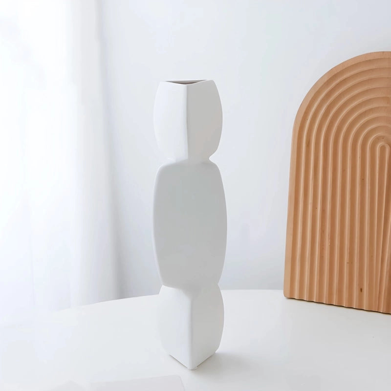 Soliflore Design Minimaliste Forme Géométrique présentation du modèle blanc Grand sans fleurs sur une table blanche.