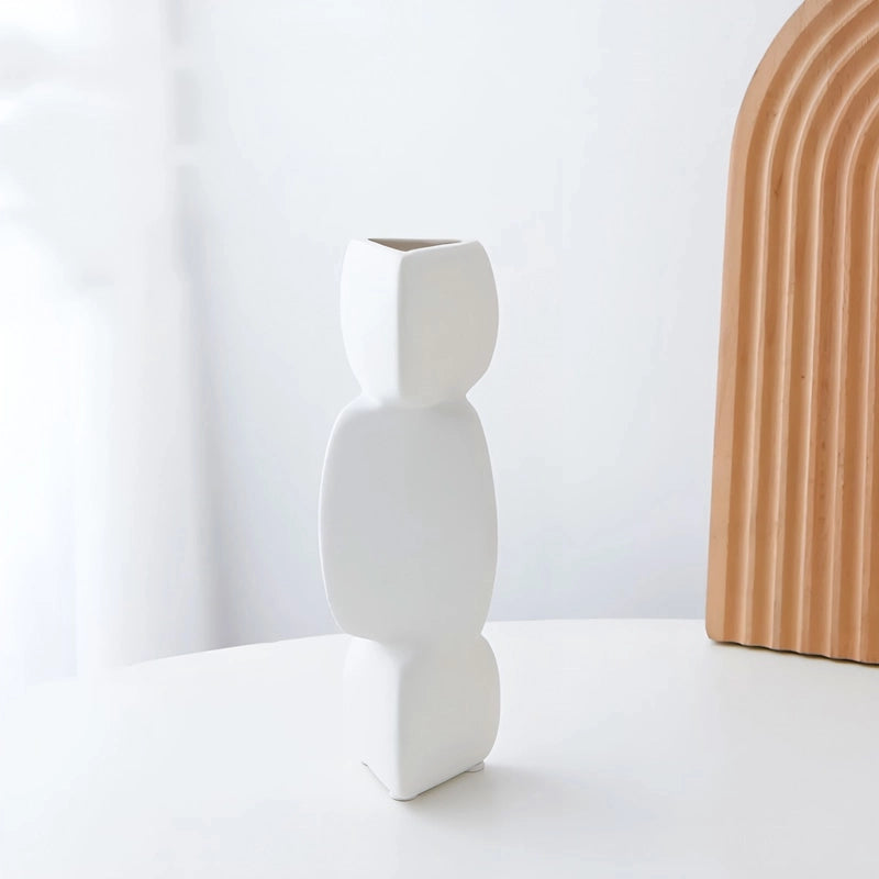 Soliflore Design Minimaliste Forme Géométrique présentation du modèle blanc petit sans fleurs sur une table blanche.