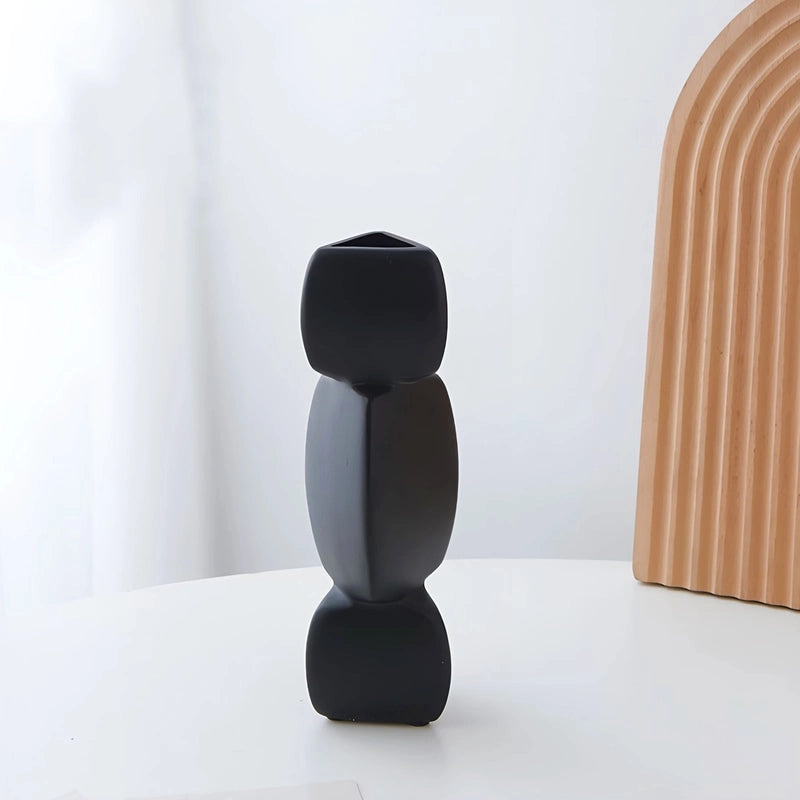 Soliflore Design Minimaliste Forme Géométrique présentation du modèle noir petit sans fleurs sur une table blanche.
