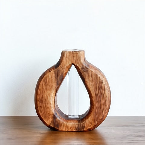 Soliflore en bois design formes variées en verre et bois présentation du modèle C sans fleurs sur une table en bois.