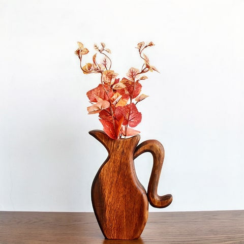 Soliflore en bois forme cruche présentation modèle A taille M avec fleurs sur une table en bois.