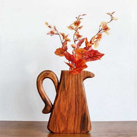 Soliflore en bois forme cruche présentation du modèle B taille M avec fleurs sur table en bois.