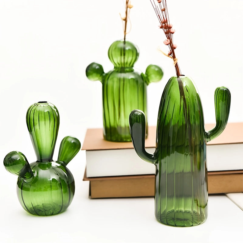 Soliflore Forme Cactus Vert Foncé Translucide présentation des Modèles A sans fleurs, B sur un livre et C avec fleurs.