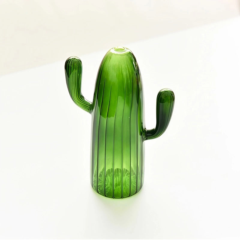 Soliflore Forme Cactus Vert Foncé Translucide présentation du modèle C sans fleurs sur une table.