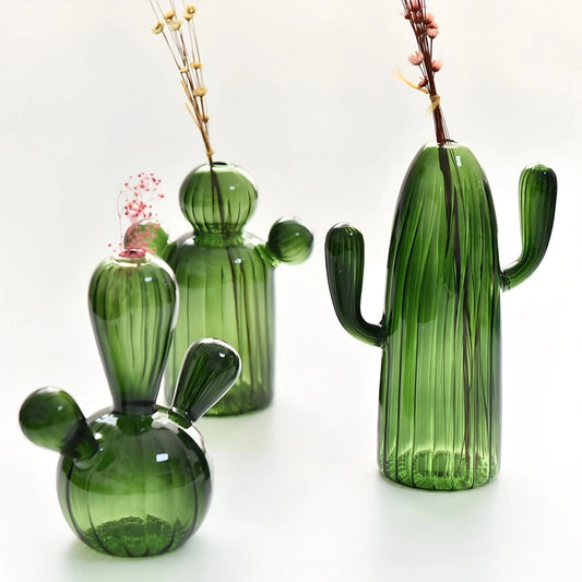 Soliflore Forme Cactus Vert Foncé Translucide présentation de tous les modèles avec fleurs sur une table.