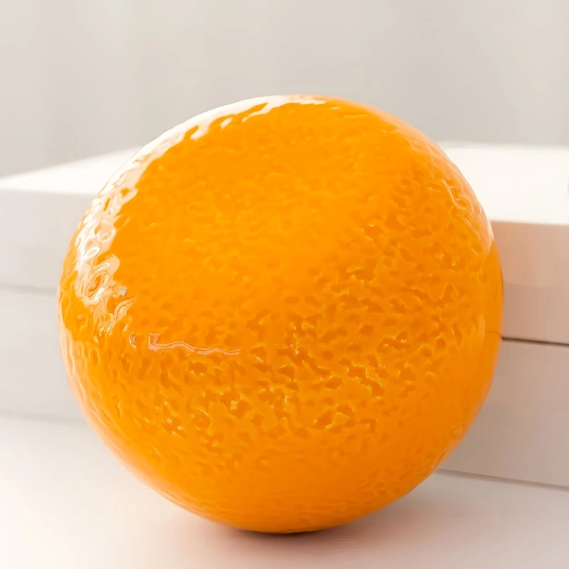 Soliflore en Forme d'Orange en céramique présentation des détails, vu de près sur une table blanche.