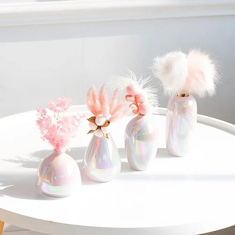 Soliflore moderne nacré en céramique présentation de tous les modèles ornés de fleurs et de plumes.