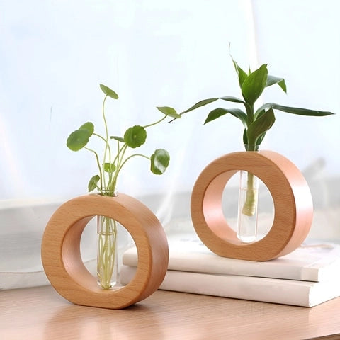 Soliflore Rond en Bois avec Tube en Verre et Bois, présentation mise en scène avec plantes vertes.