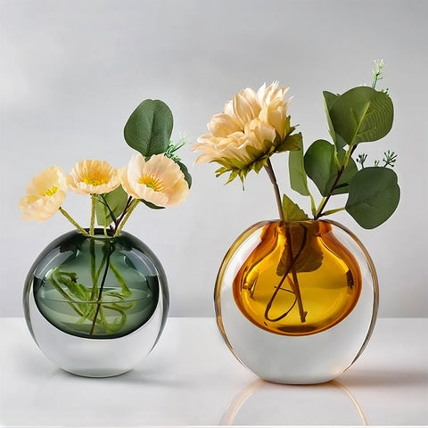 Soliflore Rond Transparent et Coloré présentation des modèles Vert et Ambre avec fleurs sur une table blanche.