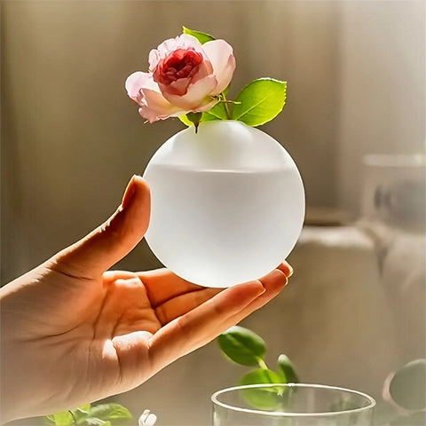 Soliflore Sphérique sur Socle Tubulaire, présentation du modèle blanc avec fleurs, tenu en main.