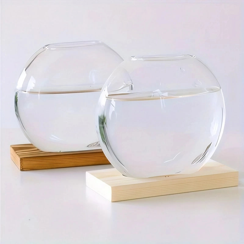 Soliflore Sphérique Transparent sur Socle en Bois, présentation de tous les modèles sans fleurs sur une table blanche.