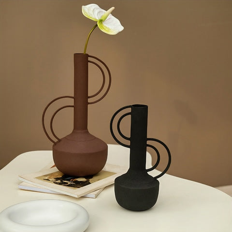 Vase Amphore Givré Design Original en céramique présentation des modèles Marron avec fleurs et noir sans fleurs, posés sur une table blanche.