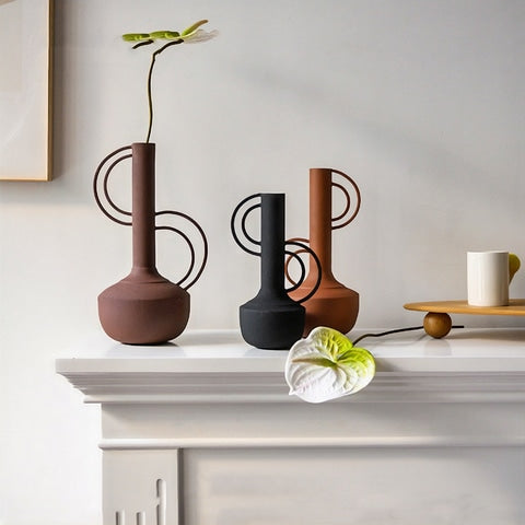 Vase amphore givré design original présentation de tous les modèles, posés sur un coin de cheminée.
