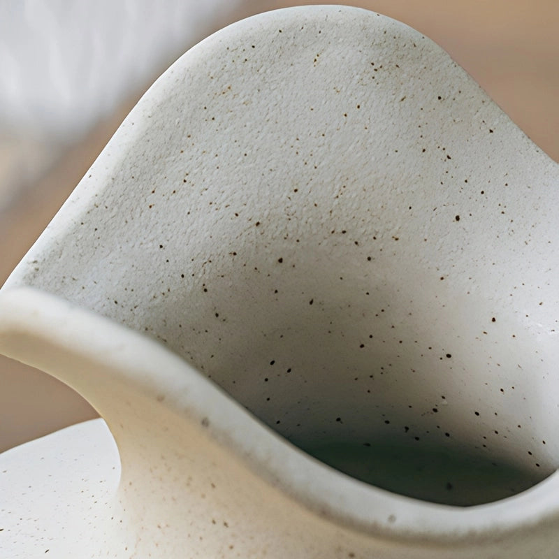 Vase Ancien à Col Dentelé Blanc Moucheté en Céramique détails du col.