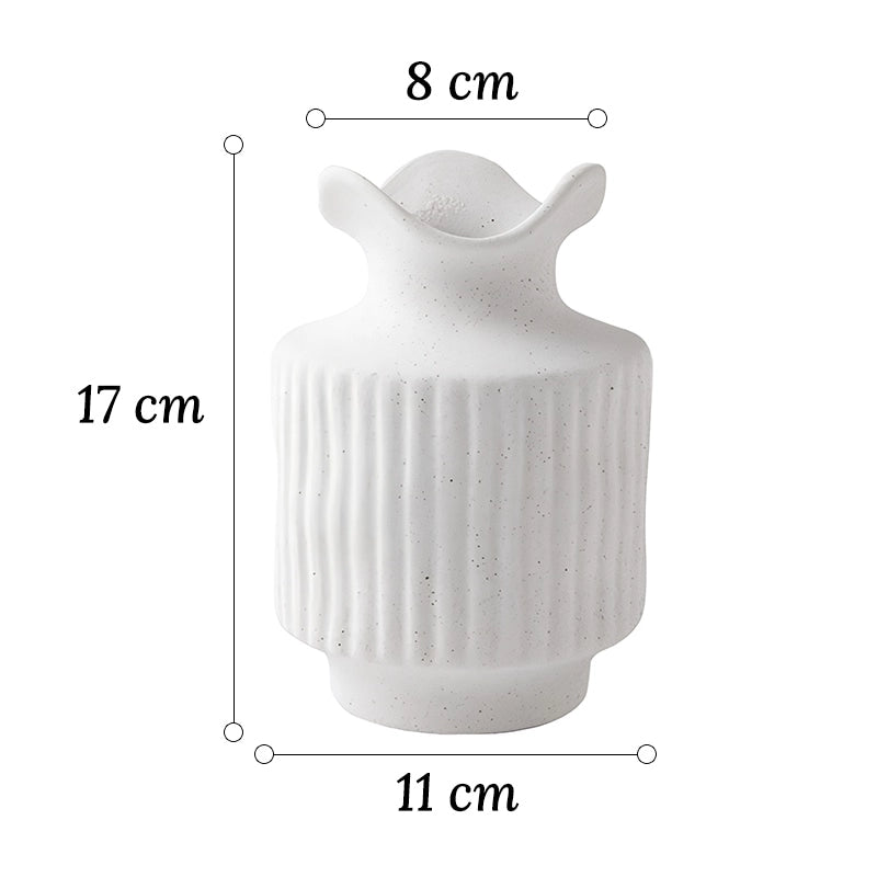 Vase Ancien à Col Dentelé Blanc Moucheté en Céramique dimensions 17cm sur fond blanc.