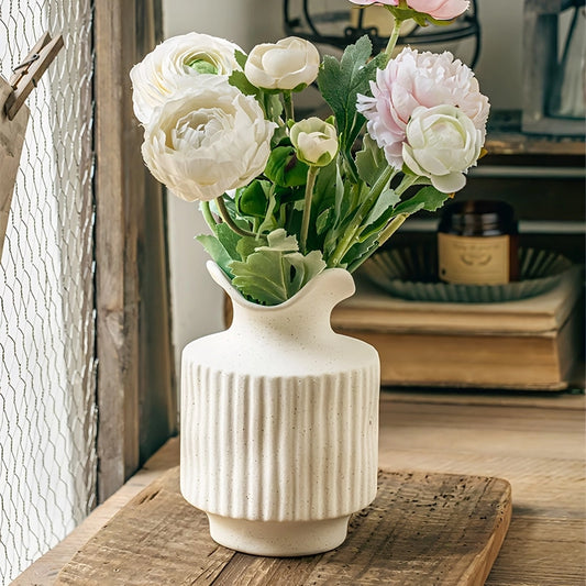 Vase Ancien à Col Dentelé Blanc Moucheté en Céramique présentation avec bouquet de fleurs.