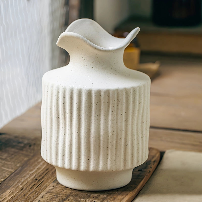 Vase Ancien à Col Dentelé Blanc Moucheté en céramique, présentation sans fleurs sur une table en bois, vu de près.