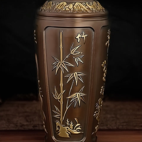 Vase Ancien Chinois Marron Motif Bambou Doré en laiton présentation sans fleurs, vu de près sur une table en bois.
