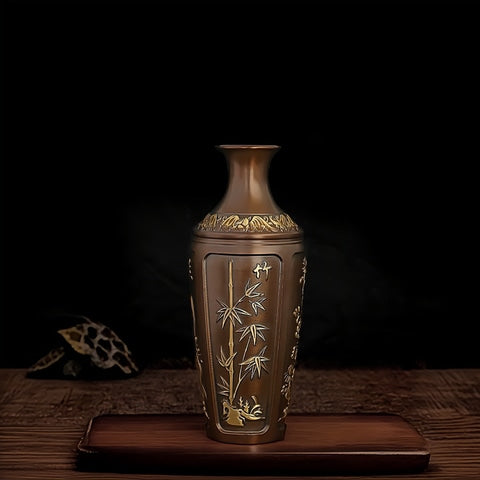 Vase ancien chinois marron motif bambou doré en Laiton présentation mise en scène sur table en bois ancien.