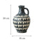 Vase ancien noir et blanc cruche motif triangles modèle A avec dimensions sur fond blanc.