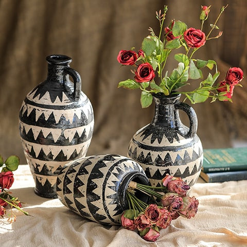 Vase Ancien Cruche Motif Triangles en céramique, présentation des modèles A et B avec fleurs sur une table.