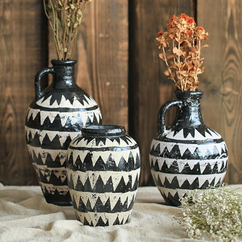 Vase ancien noir et blanc cruche motif triangles présentation.